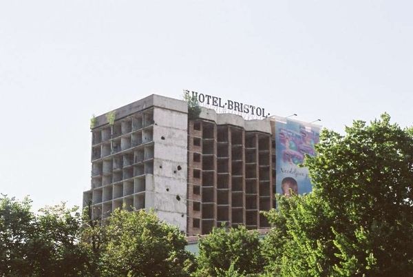 ボスニア・ヘルツェゴビナ・サライェボ「2006年 ボスニア・ヘルツェゴビナ 激戦の爪痕残るサラエヴォ」の写真:このホテルは紛争時に破壊されたまま残る。