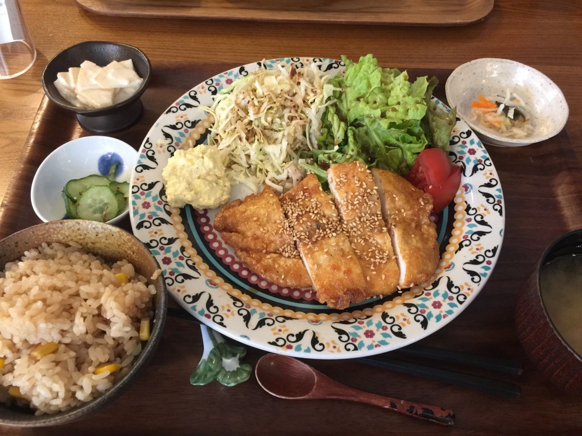 ヌハの森の定食、ヌティナムのソルロンタン、ソルビンのパッピンス。