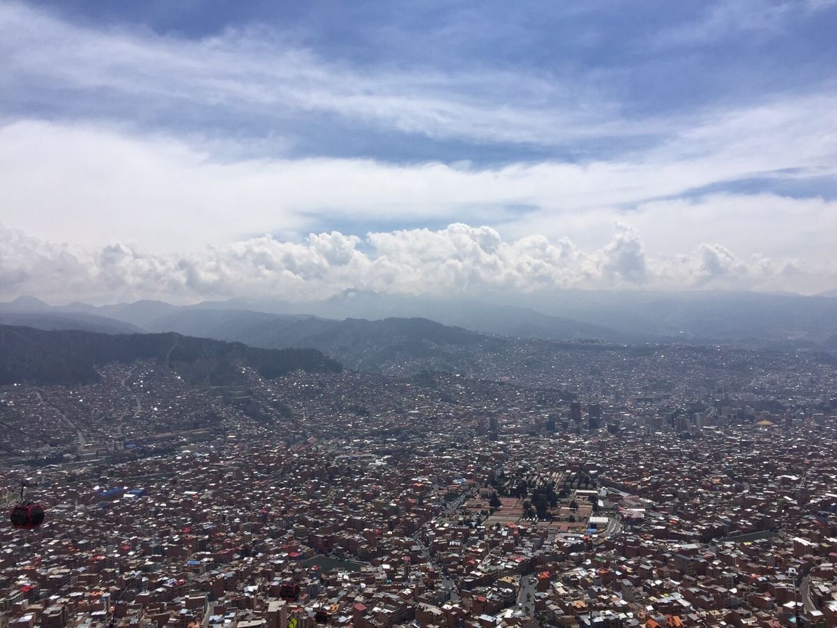 すり鉢状に広がるラパスの街。ロープウェイで山頂へ。偶然出会った青年に案内し...