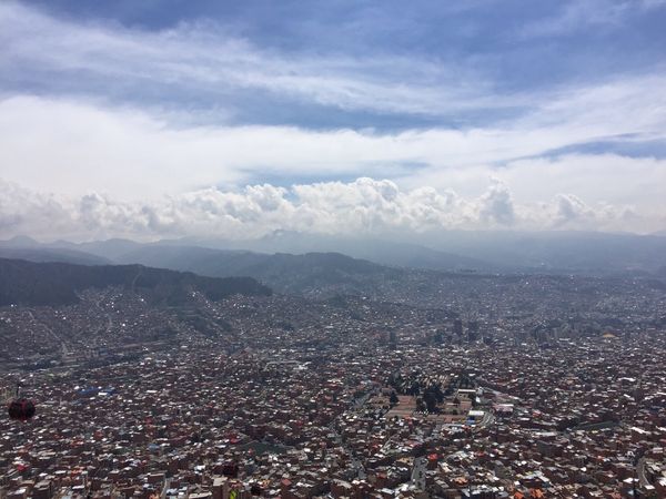ボリビア多民族国・ラパス「南米旅行 ボリビア」の写真：すり鉢状に広がるラパスの街。ロープウェイ...