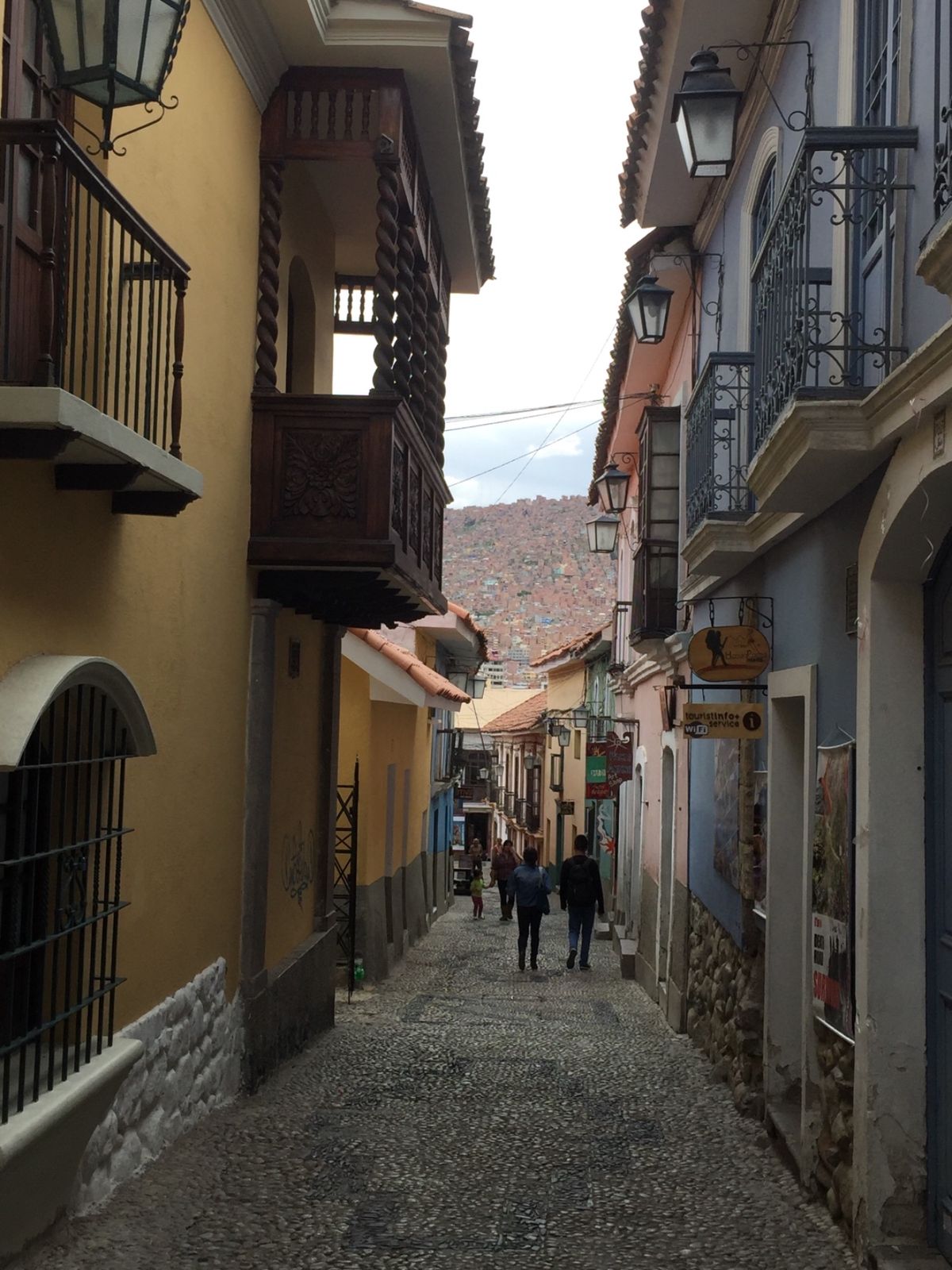 すり鉢状に広がるラパスの街。ロープウェイで山頂へ。偶然出会った青年に案内し...