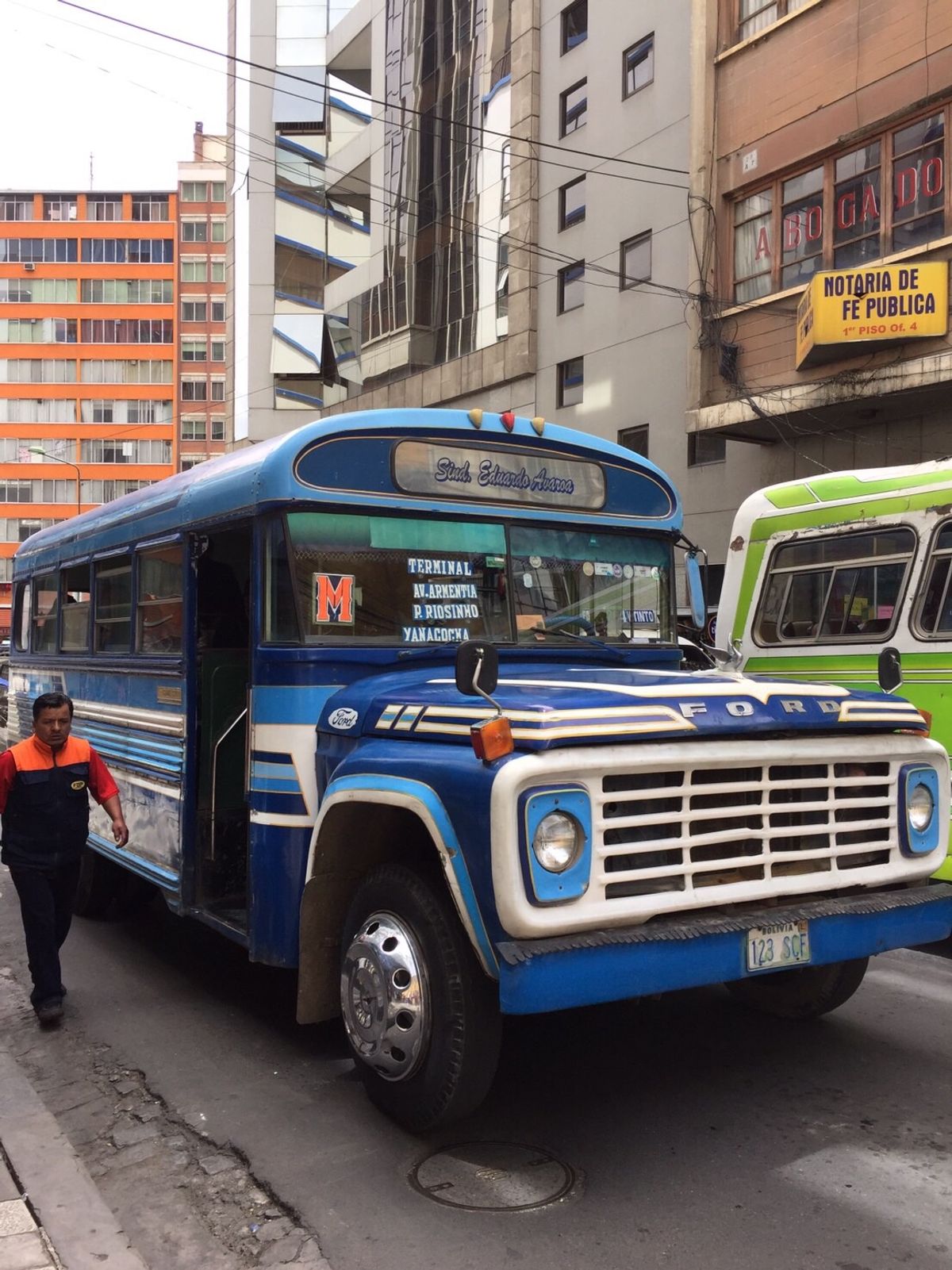 すり鉢状に広がるラパスの街。ロープウェイで山頂へ。偶然出会った青年に案内し...