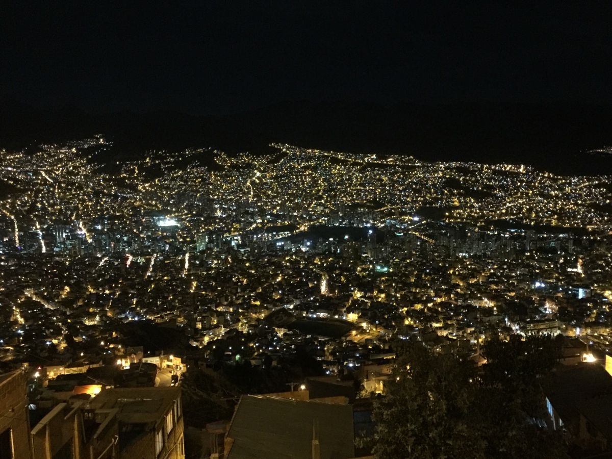 すり鉢状に広がるラパスの街。ロープウェイで山頂へ。偶然出会った青年に案内し...