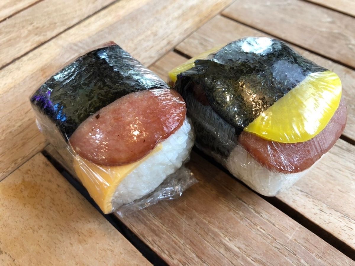 ポキ、スパむすびなどのハワイっぽい食べ物