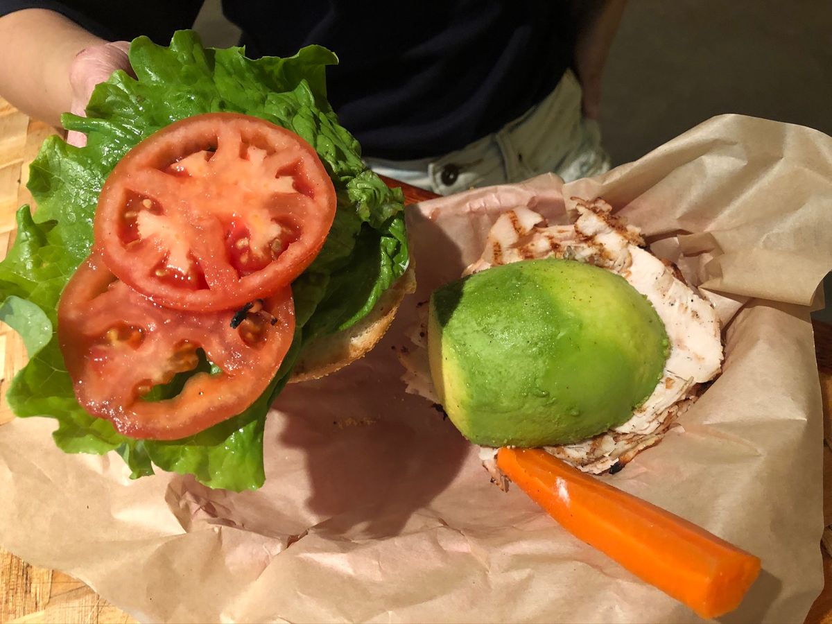 ポキ、スパむすびなどのハワイっぽい食べ物