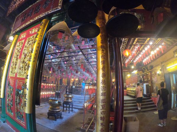 香港・香港「香港旅行(1回目)」の写真：ハリウッドロードにある文武廟。