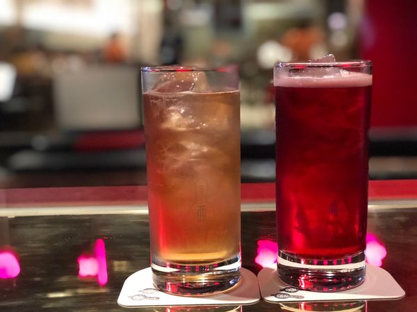 台湾・台北「台湾旅行(1回目)」の写真：ドラフトランドはサーバーからカクテル出て...