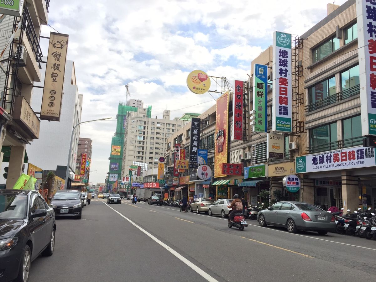 台湾の高雄です。
台北から新幹線でたしか5.6千円で行けます。