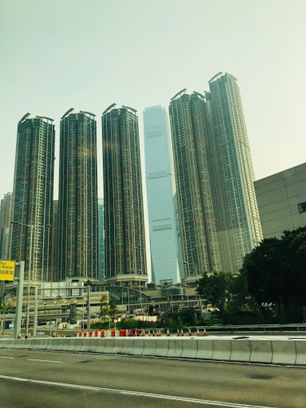 実は香港は、マレーシア からの帰りの経由地で台風のため飛行機が飛ばずに足止...