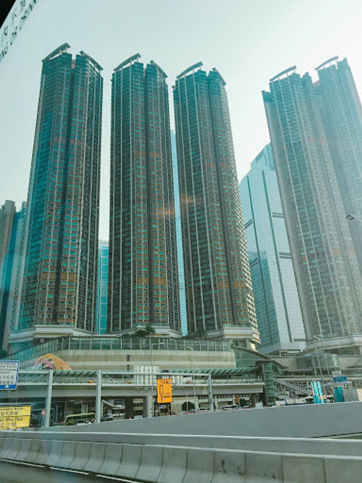 実は香港は、マレーシア からの帰りの経由地で台風のため飛行機が飛ばずに足止...