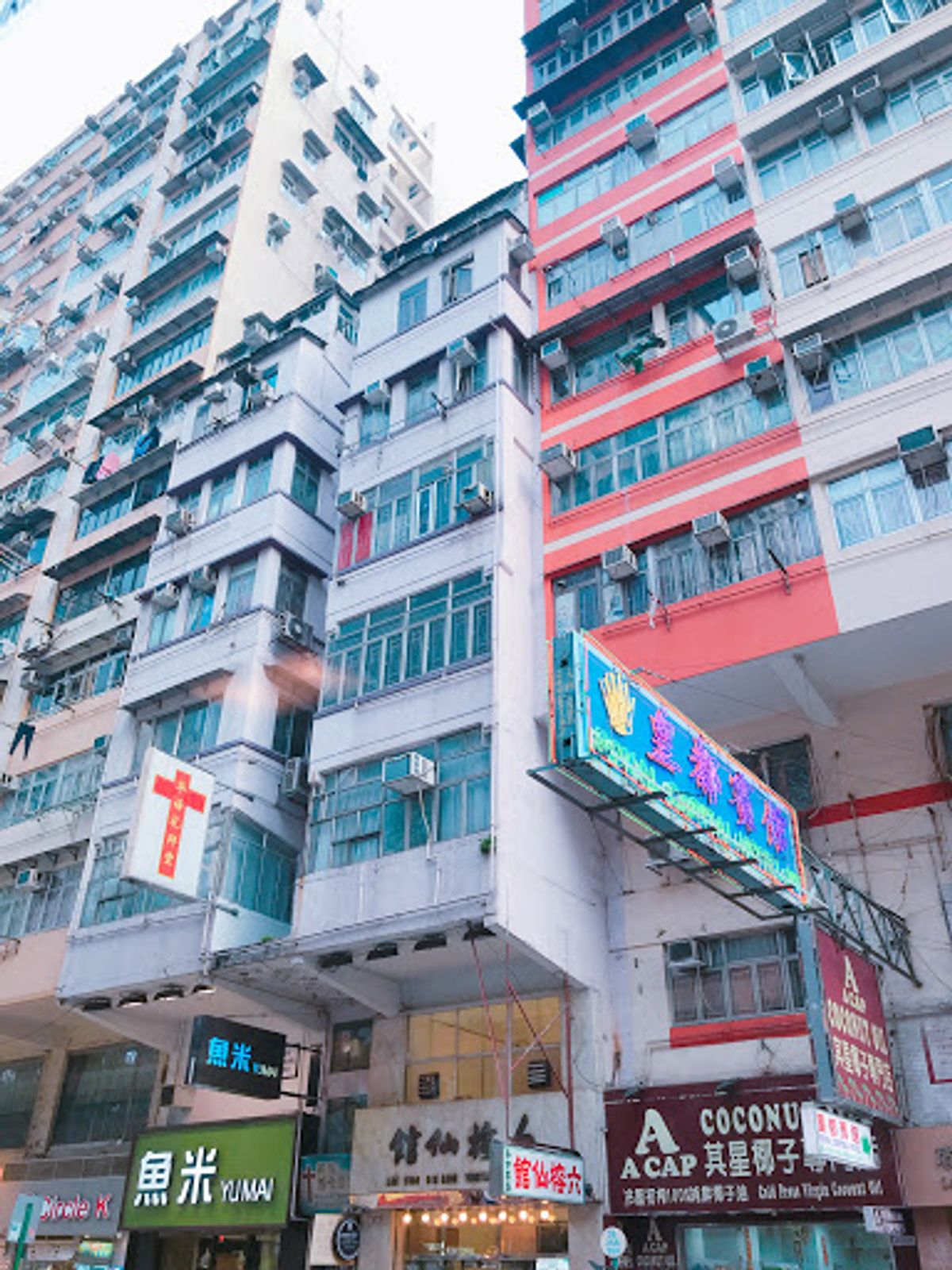 実は香港は、マレーシア からの帰りの経由地で台風のため飛行機が飛ばずに足止...