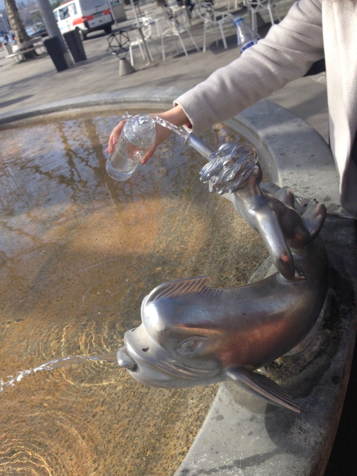 2枚目の噴水は魚から出る水は飲んじゃダメで、天使から出る水を飲み水として飲...