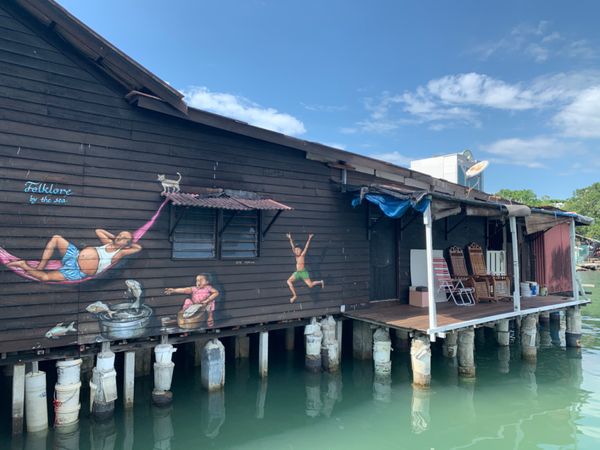 マレーシア・マレーシア・ペナン・ジョージタウン「マレーシア・水上集落とウォールアート」の写真：水上集落！わんこが暑くてのびていました💦