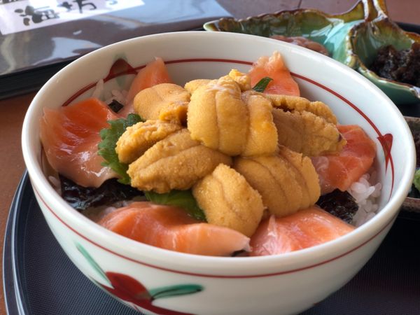 日本・北海道「うにシーズンの札幌🎵」の写真：うにサーモン丼とカニ汁🦀
小樽市塩谷にて...