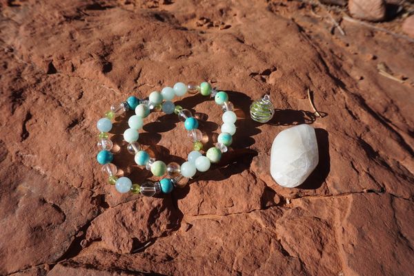 アメリカ(米国)・セドナ・4大ボルテックス・デビルズブリッジ「アリゾナ・セドナ」の写真：パワーストーンにパワー注入中‼︎