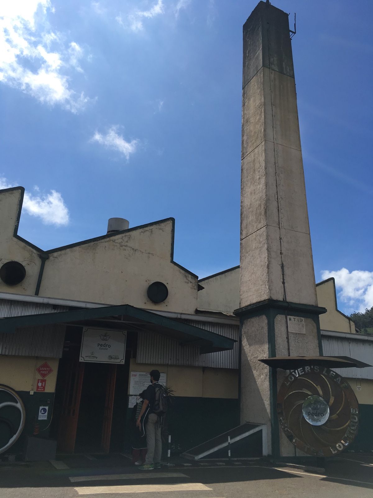 午後ティーの産地。ペドロティーファクトリー。たしか工場内部見学は250ルピー。