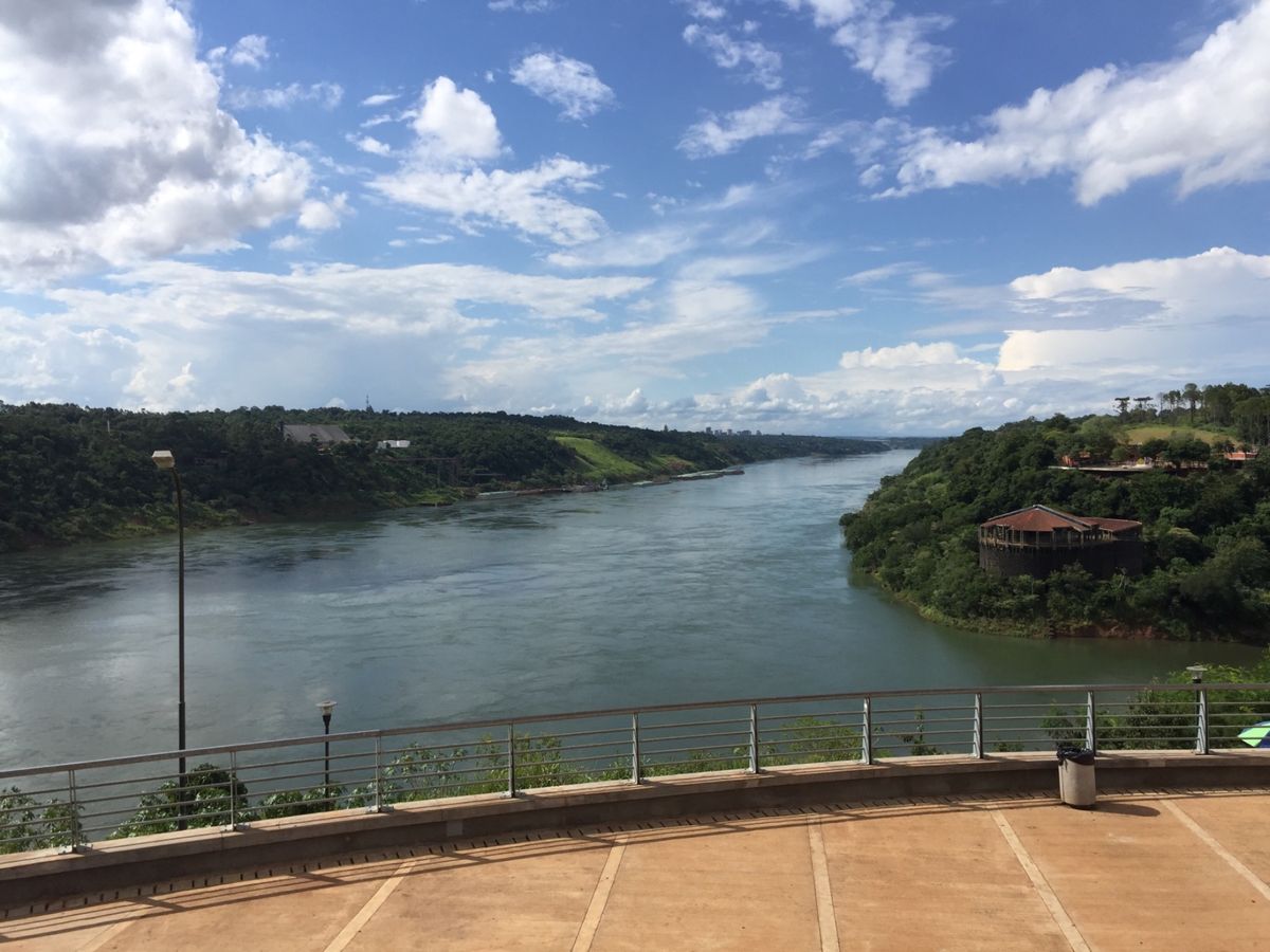ブラジルとウルグアイとアルゼンチンの国境。イグアスってこんなところにあった...