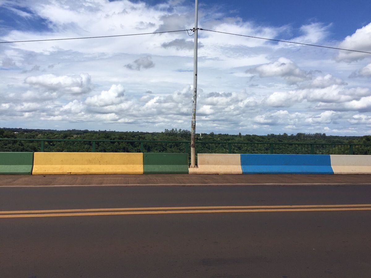ブラジルとウルグアイとアルゼンチンの国境。イグアスってこんなところにあった...