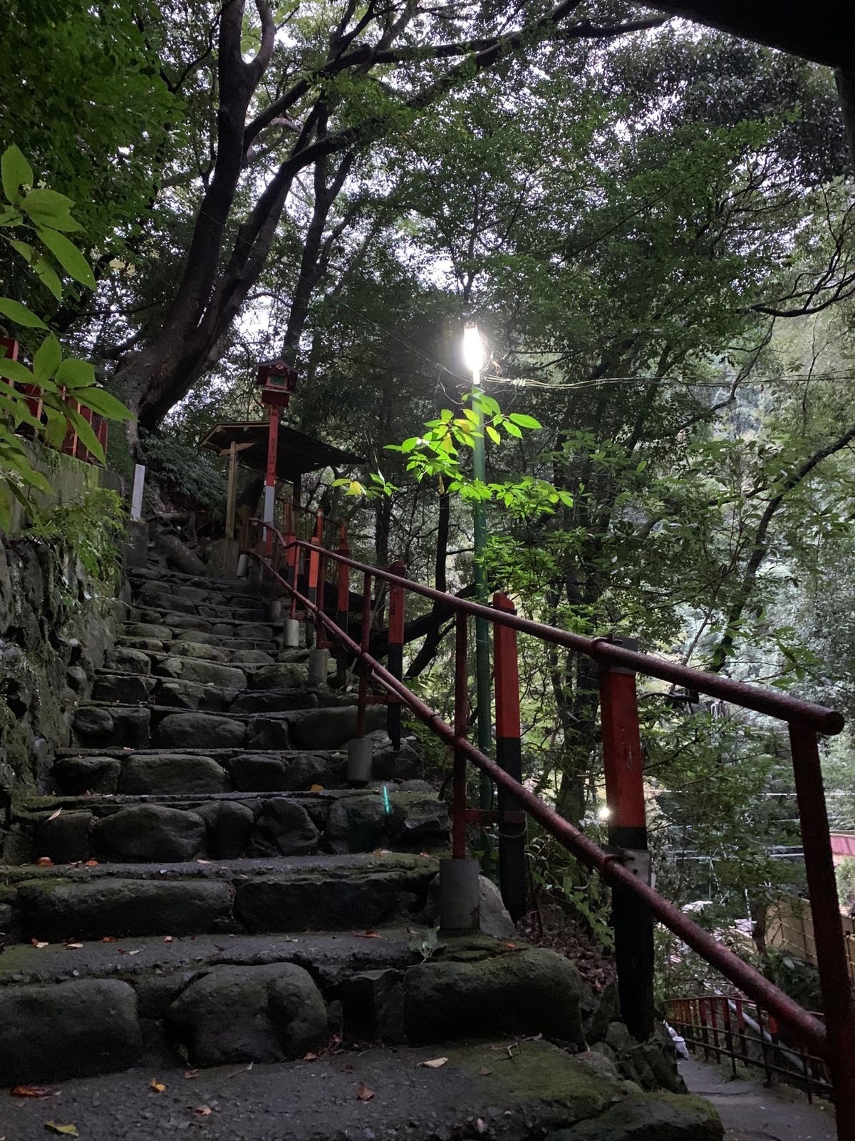 17時過ぎに行った不動滝は、薄暗い中不思議な空間。異次元につながるような、...