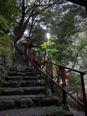 17時過ぎに行った不動滝は、薄暗い中不思議な空間。異次元につながるような、...