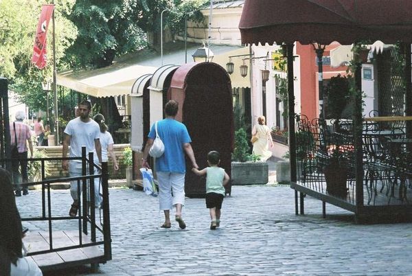 セルビア・ベオグラード「2006年 セルビア共和国 ユゴスラビア完全解体。ベオグラード」の写真:家路を急ぐ?父子。罪のない彼らもNATO...