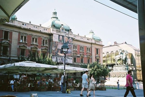セルビア・ベオグラード「2006年 セルビア共和国 ユゴスラビア完全解体。ベオグラード」の写真:共和国広場のベオグラード国立劇場