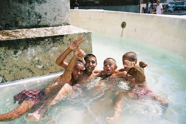 セルビア・ベオグラード「2006年 セルビア共和国 ユゴスラビア完全解体。ベオグラード」の写真:噴水の水溜りで遊ぶロマ達