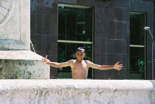 セルビア・ベオグラード「2006年 セルビア共和国 ユゴスラビア完全解体。ベオグラード」の写真:噴水の水溜りで遊ぶロマ達