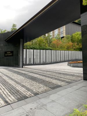 お宿は湯河原離宮さん。お部屋も広くて露天風呂も最高！夜の光が水面に反射して...