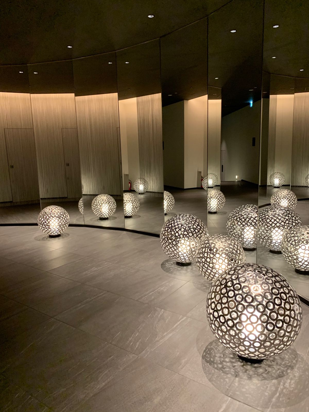 お宿は湯河原離宮さん。お部屋も広くて露天風呂も最高！夜の光が水面に反射して...