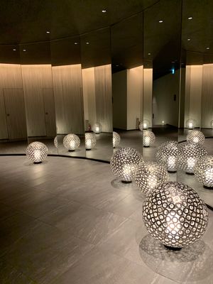お宿は湯河原離宮さん。お部屋も広くて露天風呂も最高！夜の光が水面に反射して...