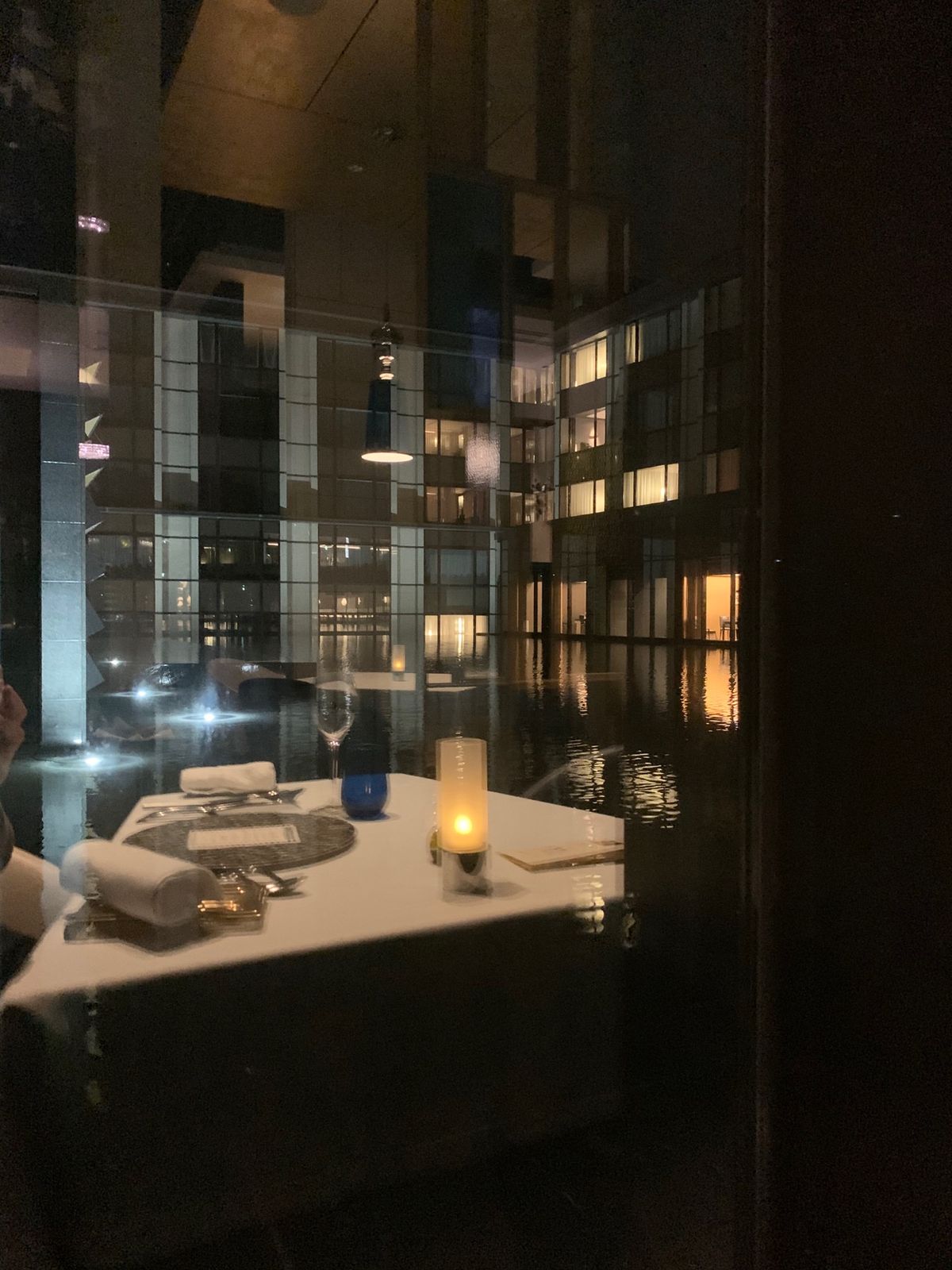 お宿は湯河原離宮さん。お部屋も広くて露天風呂も最高！夜の光が水面に反射して...