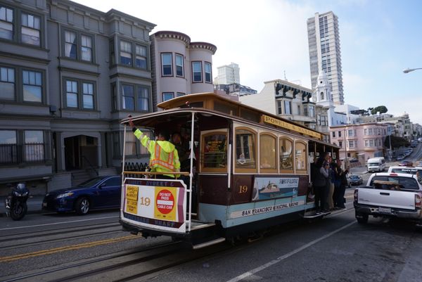 アメリカ(米国)・サンフランシスコ・グレース大聖堂・ピア39「カリフォルニア・サンフランシスコ」の写真：サンフランシスコ名物、ケーブルカー