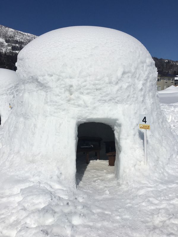 日本・長野県・善光寺・湯田中温泉よろづや・かまくらの里「湯田中温泉・かまくらの里」の写真：かまくらの中はこんな感じ！