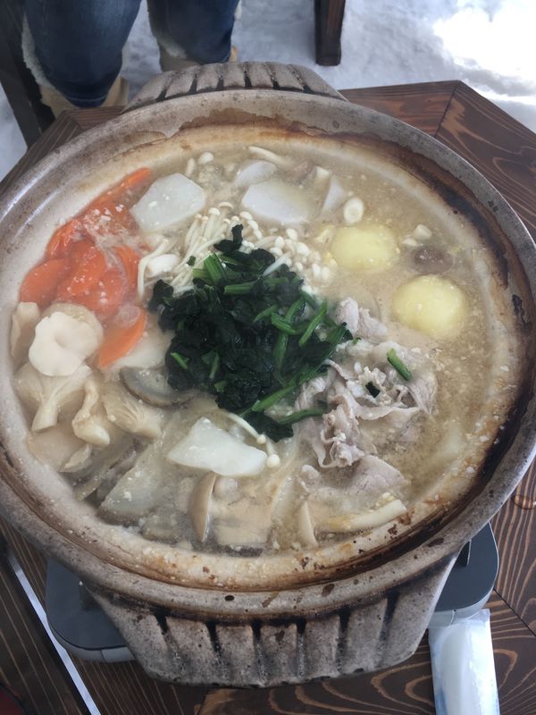 日本・長野県・善光寺・湯田中温泉よろづや・かまくらの里「湯田中温泉・かまくらの里」の写真：かまくらの中では美味しいお鍋をいただきました！