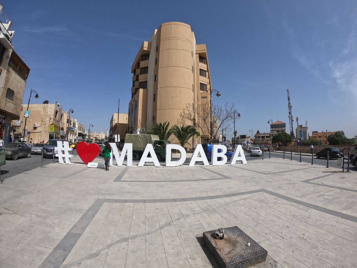 ペトラ遺跡に向かう道中、マダバや死海を堪能してきました。死海の浮き具合には...