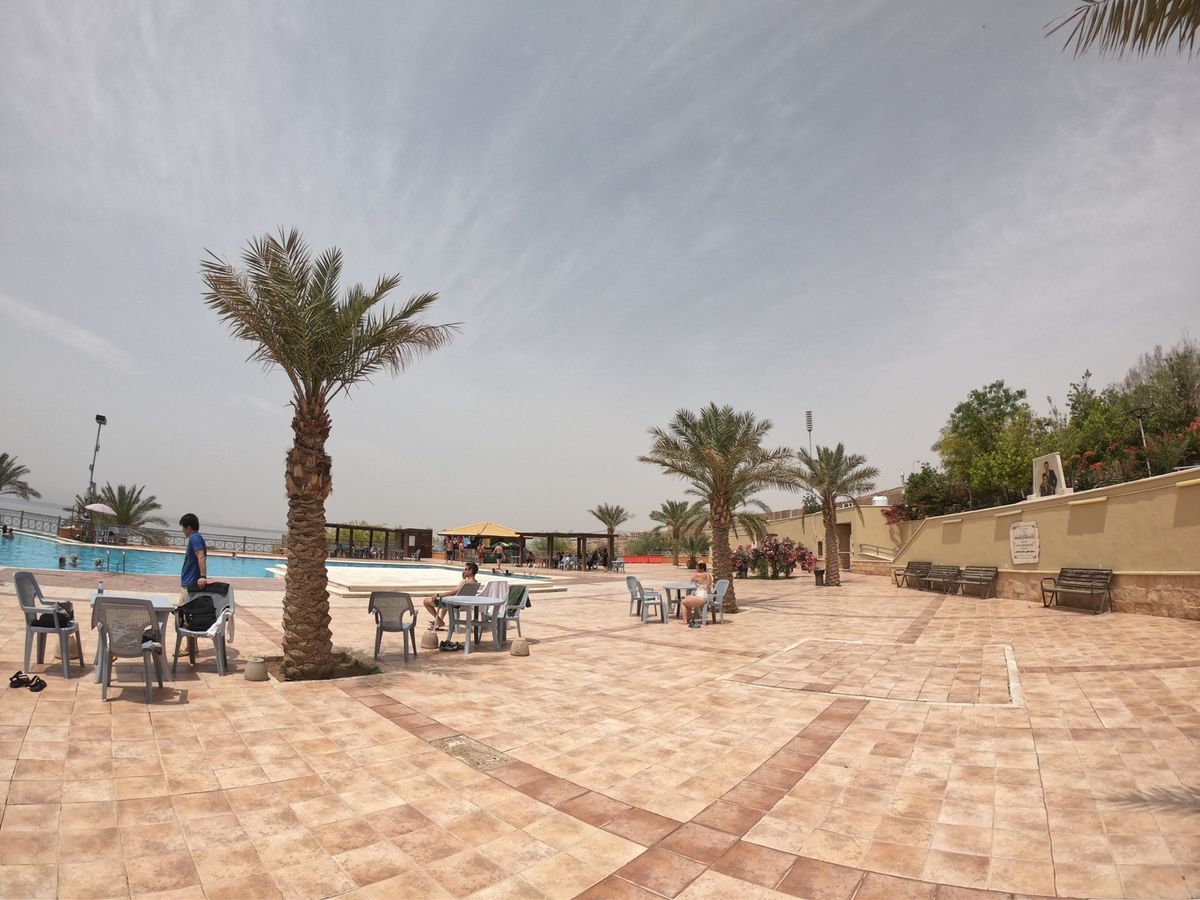 ペトラ遺跡に向かう道中、マダバや死海を堪能してきました。死海の浮き具合には...