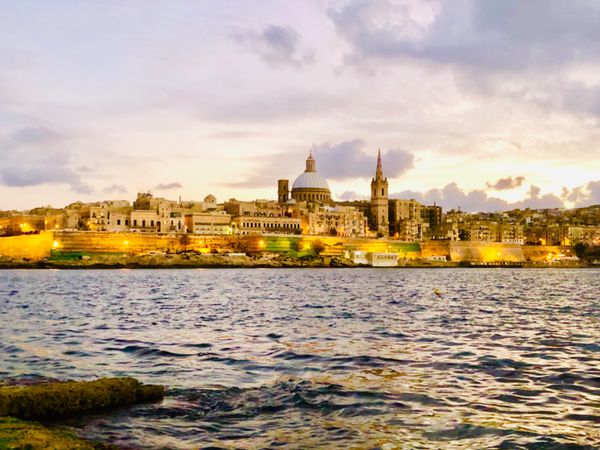 マルタ・ヴァレッタ、スリーマ、スリー・シティーズ、イムディーナ、ゴゾ島、コミノ島「マルタ旅行」の写真：夕暮れ時のヴァレッタ