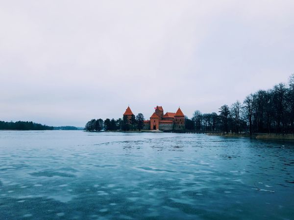 リトアニア・ビリニュス、トラカイ「リトアニア旅行」の写真：湖上に浮かぶトラカイ島城
ポーランドのマ...