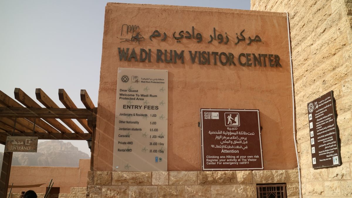 ワディラムでは色んな国の友達もできて楽しかった。大自然を満喫♫野生のラクダ...