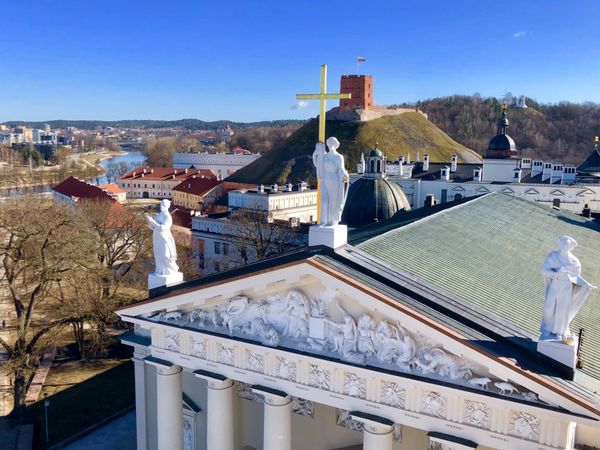 リトアニア・ビリニュス、トラカイ「リトアニア旅行」の写真：ヴィリニュス大聖堂とゲディミナス城