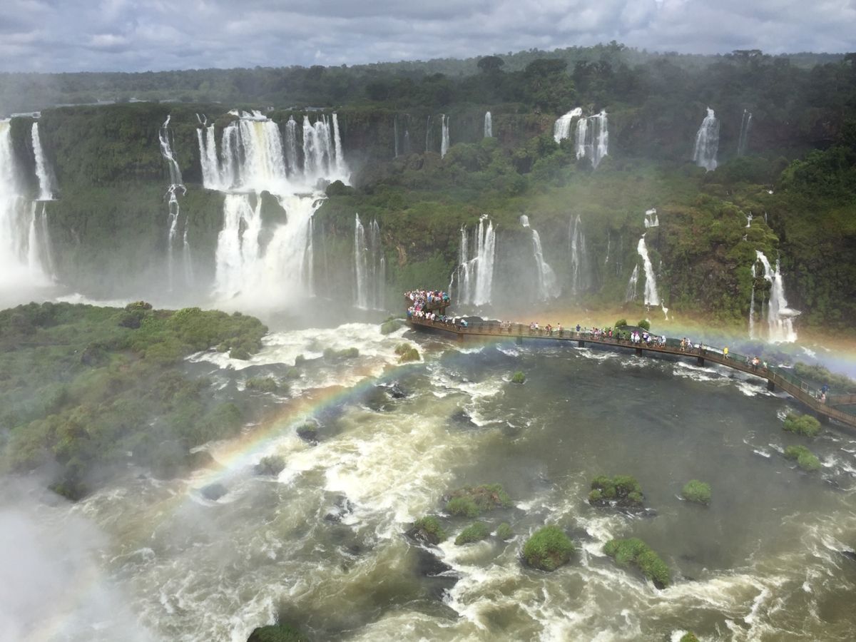 ブラジル側からのイグアスの滝。圧巻。虹も見れた！