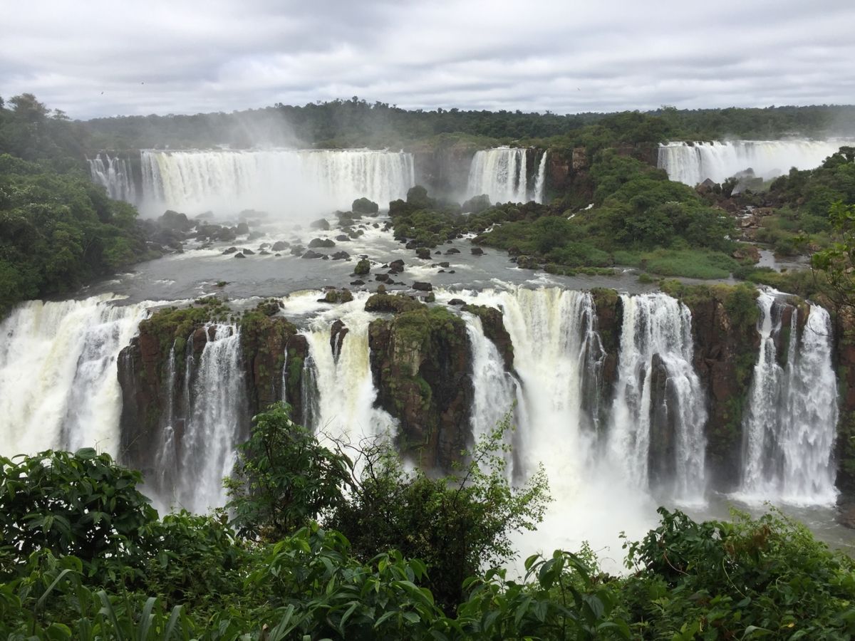 ブラジル側からのイグアスの滝。圧巻。虹も見れた！