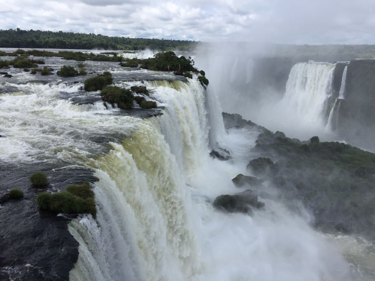 ブラジル側からのイグアスの滝。圧巻。虹も見れた！