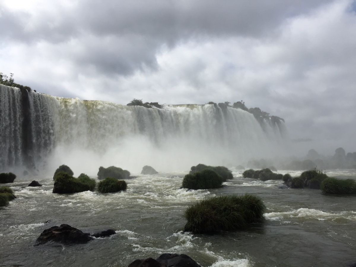 ブラジル側からのイグアスの滝。圧巻。虹も見れた！