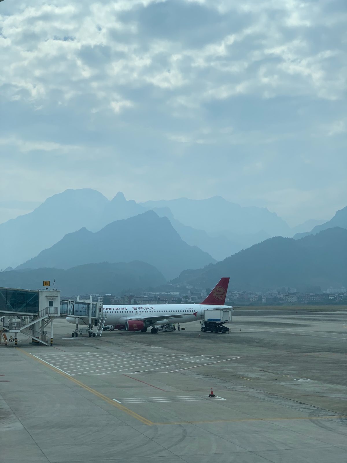 張家界に着いた！！
飛行機から降りるや否や、いきなりそれっぽい景色が！

...