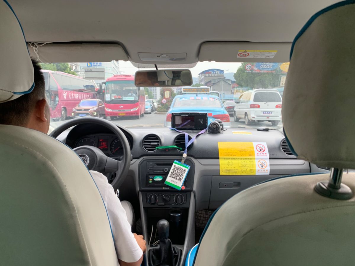 張家界に着いた！！
飛行機から降りるや否や、いきなりそれっぽい景色が！

...