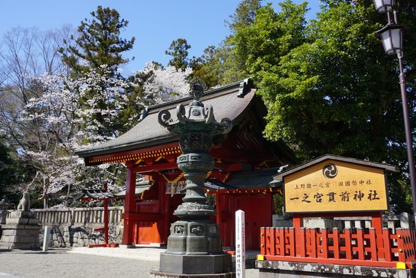 日本・群馬県、富岡「桜の富岡製糸場・貫前神社」の写真：貫前神社は全国的にも珍しく、神門をくぐり...