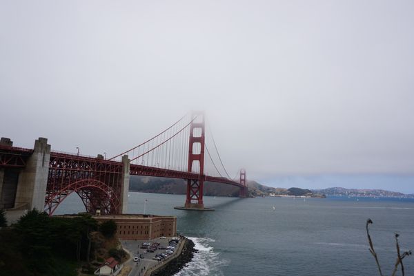 アメリカ(米国)・サンフランシスコ、ゴールデンゲートブリッジ、ウォルトディズニーファミリーミュージアム「霧のサンフランシスコ」の写真