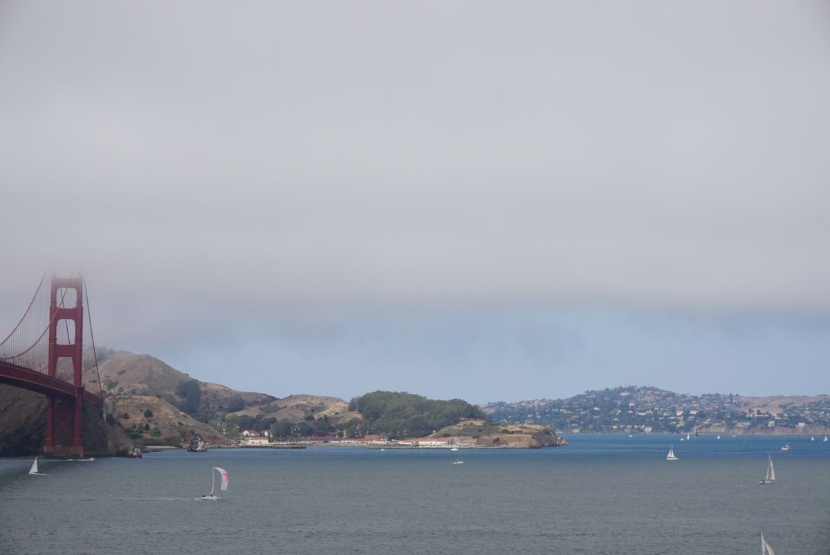 ゴールデンゲートブリッジは霧がかかっているのに対岸は晴れています！